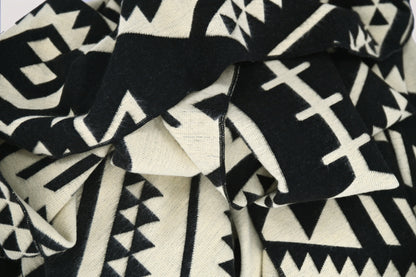 Zwart-beige geometrisch patroon en plooien van de omkeerbare alpacadeken