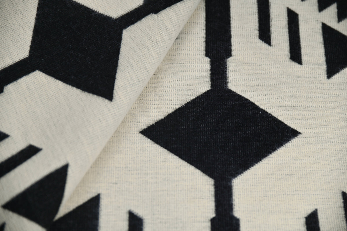 Beige achterzijde van de Aztec Black and Beige alpacadeken met zwarte geometrische motieven