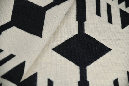 Beige achterzijde van de Aztec Black and Beige alpacadeken met zwarte geometrische motieven