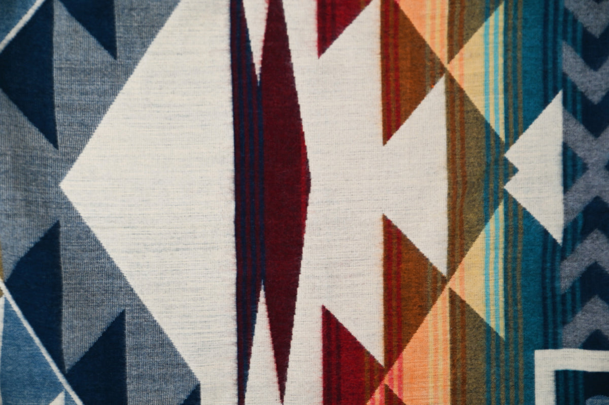 Close-up van het patroon van de Aztec Meridian deken in blauw, turquoise en warme aardetinten