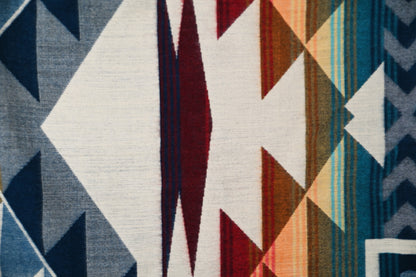 Close-up van het patroon van de Aztec Meridian deken in blauw, turquoise en warme aardetinten