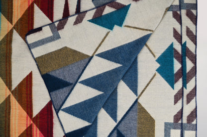 Achterzijde van de Aztec Meridian alpacadeken met gelaagde geometrische vlakken