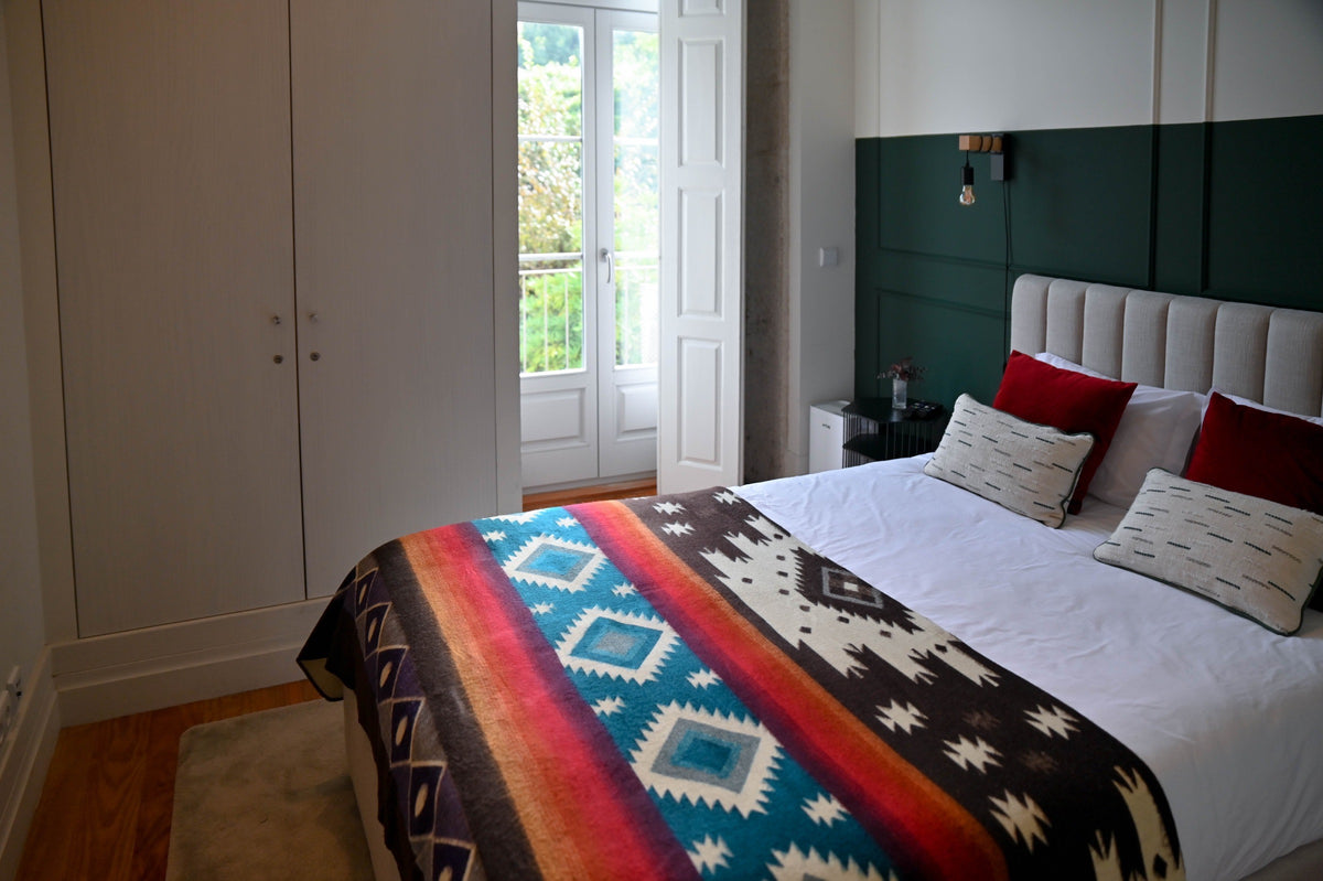 Extragroße Babyalpaka-Decke mit Aztekenmuster in einem hellen Schlafzimmer