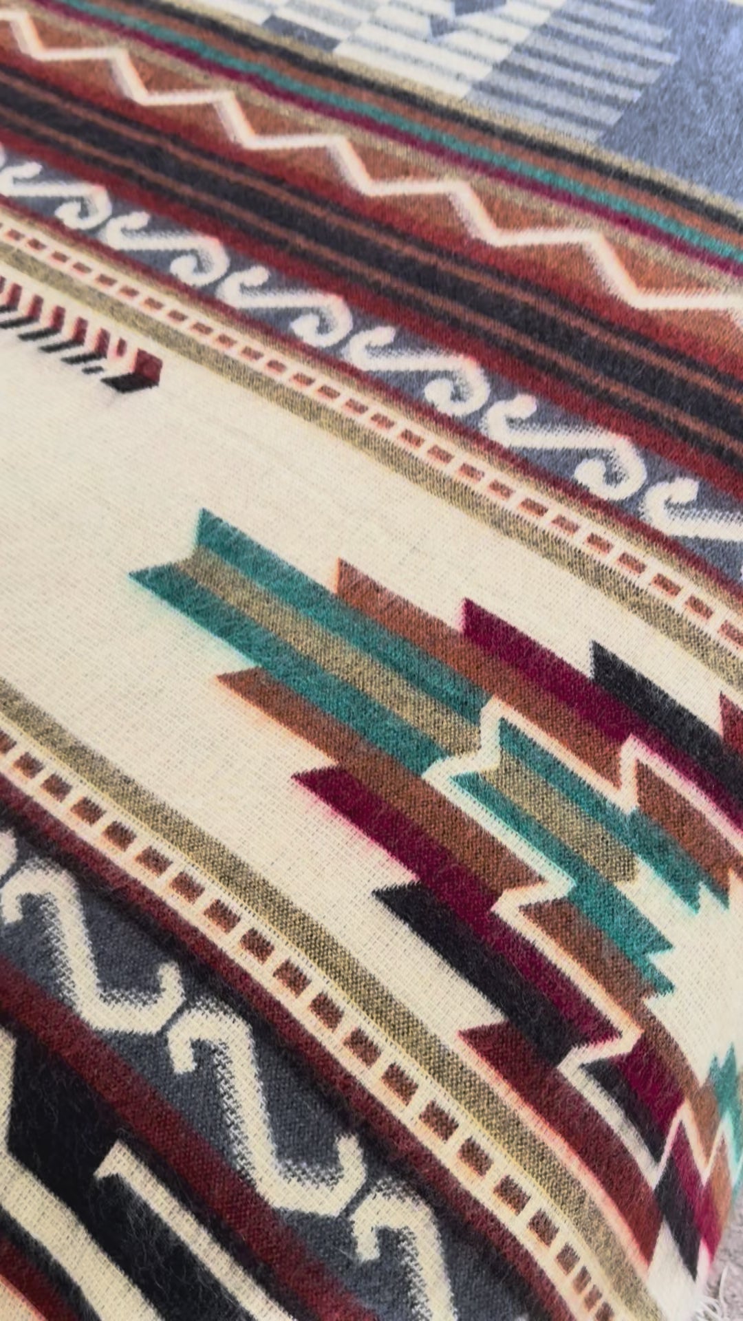 Andean Horizon XL Alpakadecke mit Aztekenmuster